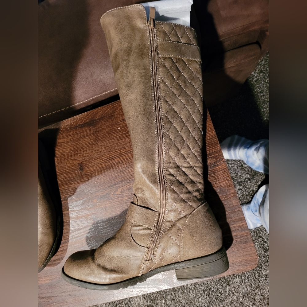 Boots - Picture 5 of 5